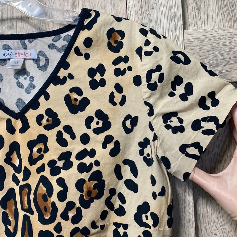 Big Leopard print Scrub top XS, Koi STRETCH brand by Kathy Peterson, Scrub Work - Picture 4 of 12